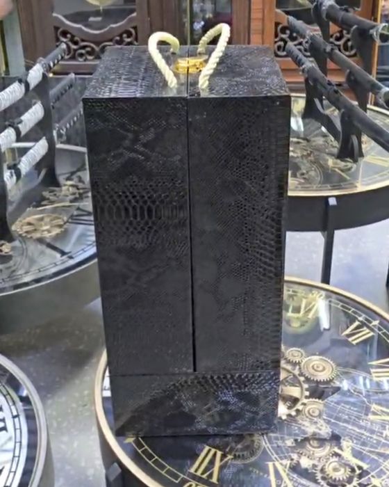 Smoladan ishlangan Amir Temur haykali —

Material: Yuqori sifatli smol