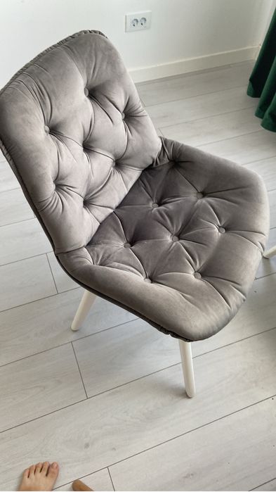 scaun tapițat gri cu picior alb din lemn