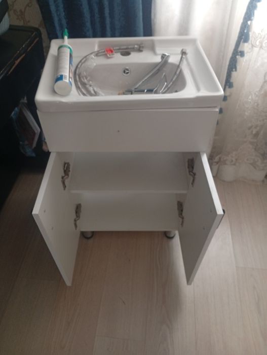 Продам унитаз и Ракавину с тумбой