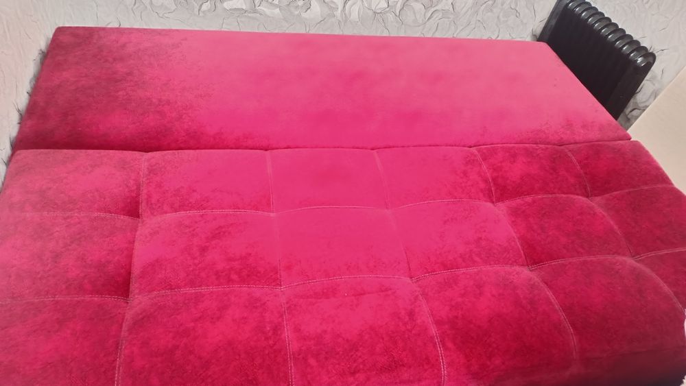 Красныи диван  мяхкии