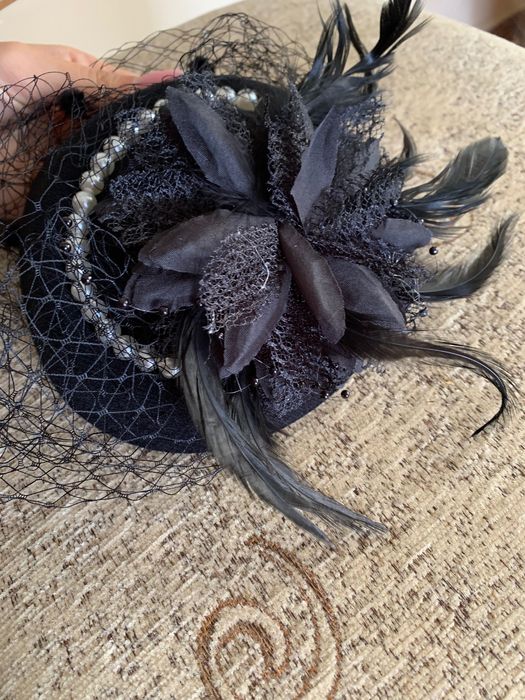 Palarie/Beretă cu perle și pene