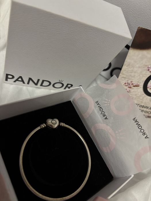 Твърда гривна на pandora