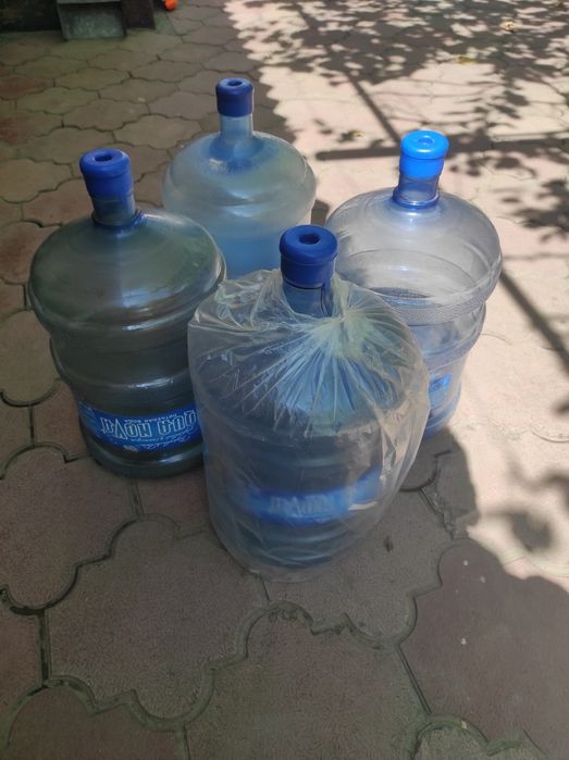 Продам бутыли 19 литровые.