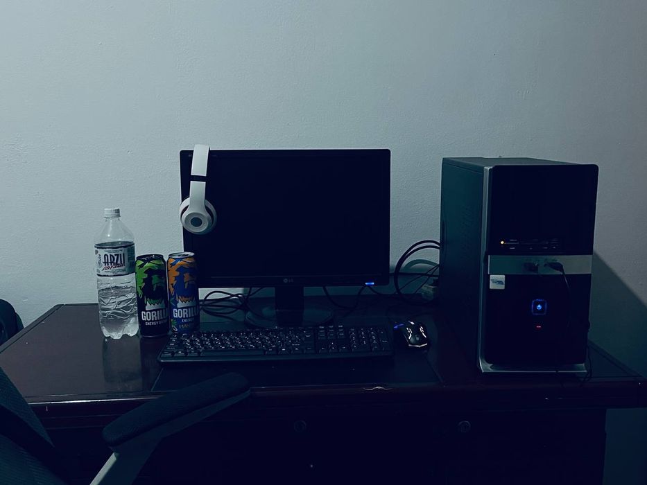 Windos 10

Блок:Logikom

либо Самсунг

Память:149+295

Вайфай интерне