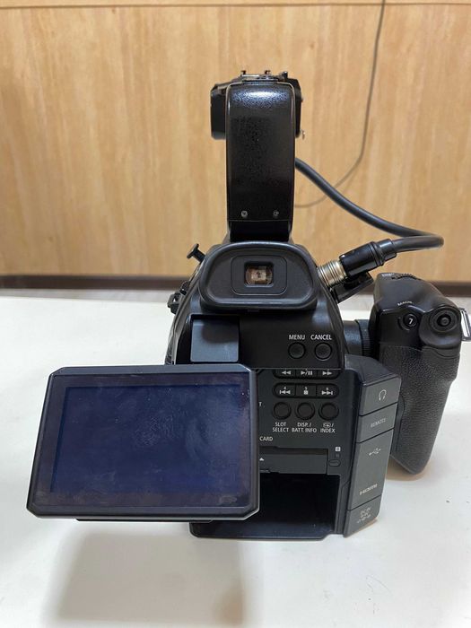 Продам видеокамеру Canon C-100