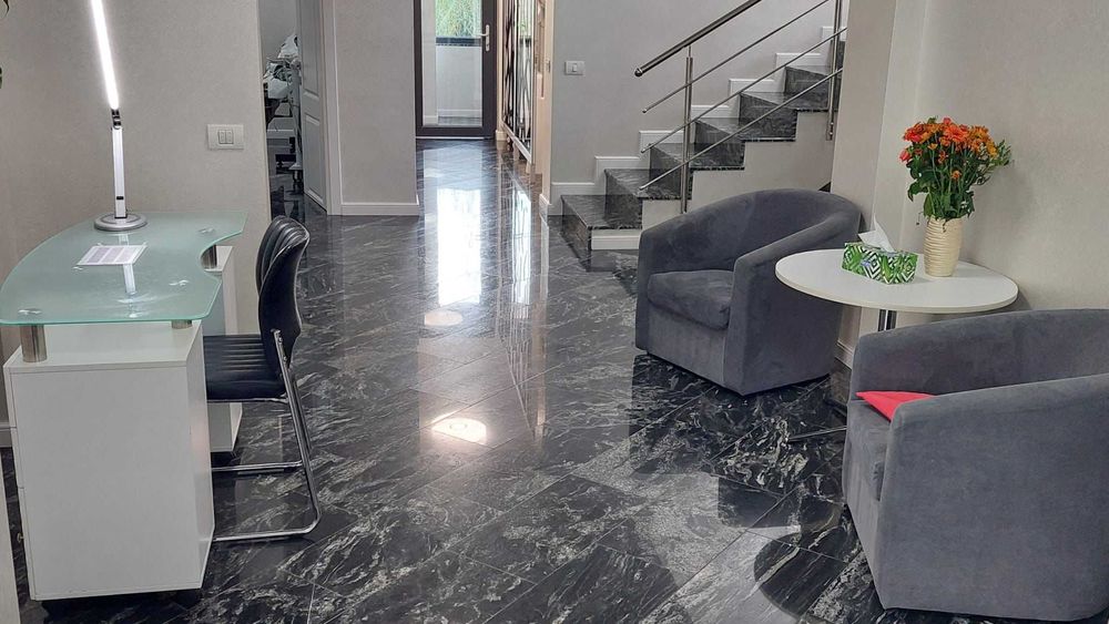 inchiriez post frizerie si manichiura