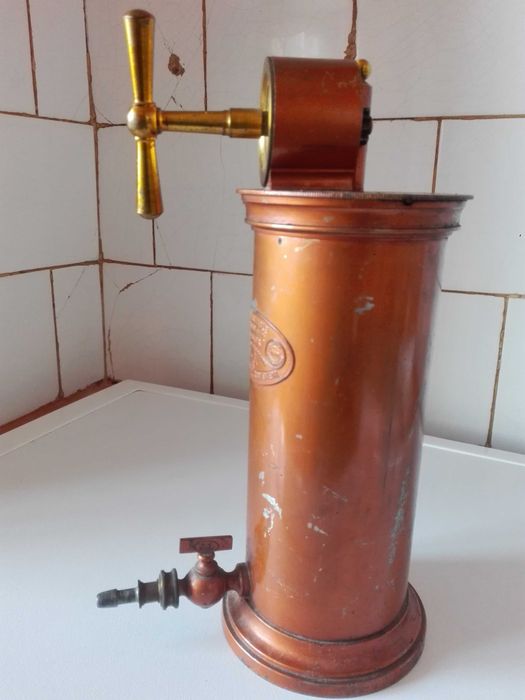 Стар медицински уред  и микровълнова фурна АЛЯСКА  .