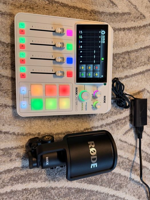 Pachet audio Rode Rodecaster Duo (alb) + Rode NT-USB+ (negru)