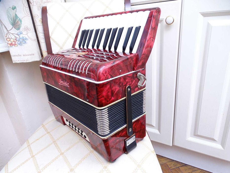 Много запазен стар акордеон Велтмайстер 12 баса