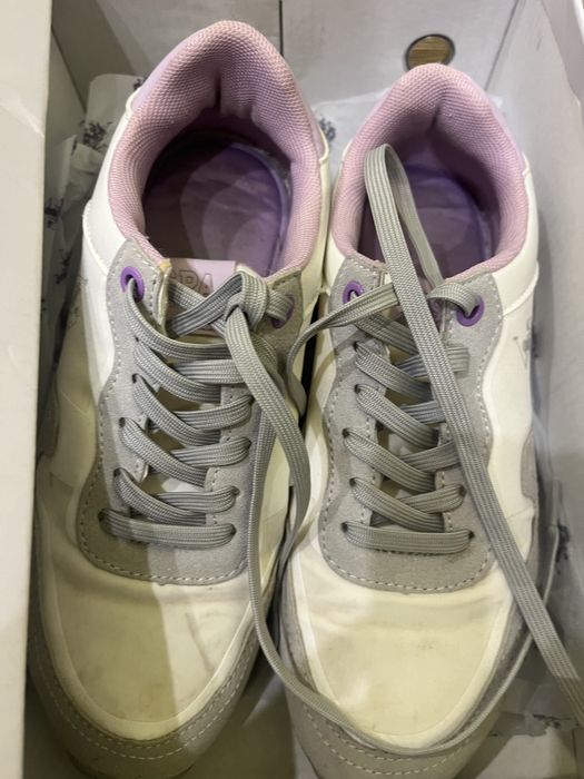 Кроссовки женские