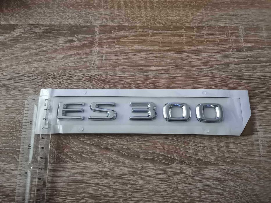сребрист надпис Lexus ES 300