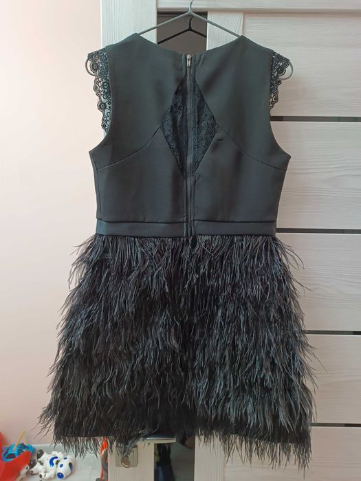 Чёрное вечернее платье с перьями
