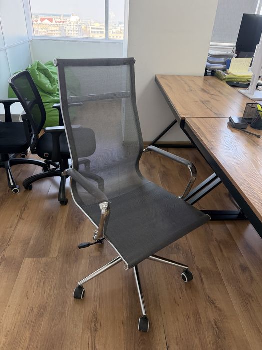 Офисные стол и стулья