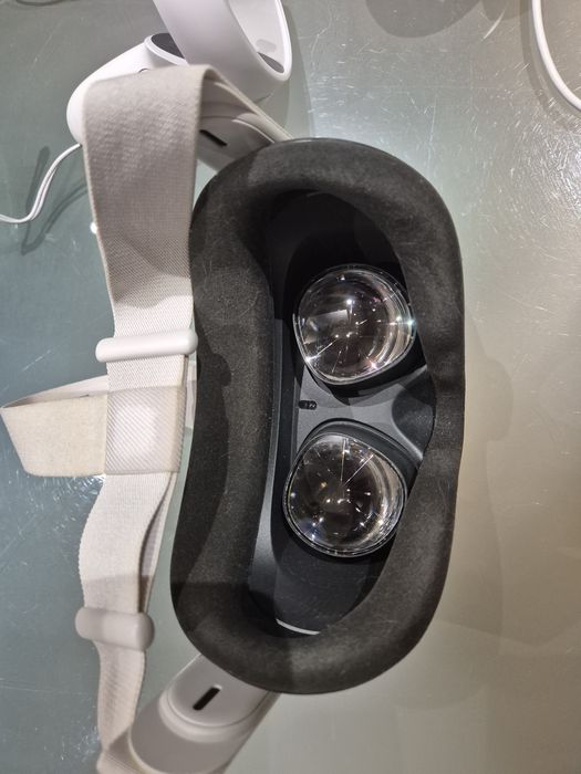 META VR очила . Очила за виртуална реалност