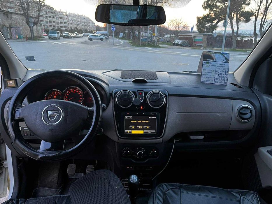 Жълта Дачия Лоджи