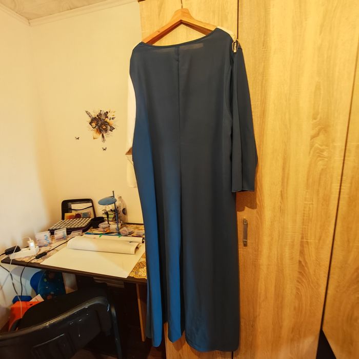 Rochie lunga maxi albastra cu alb Al Najma marimea 4XL paiete si franjuri aurii