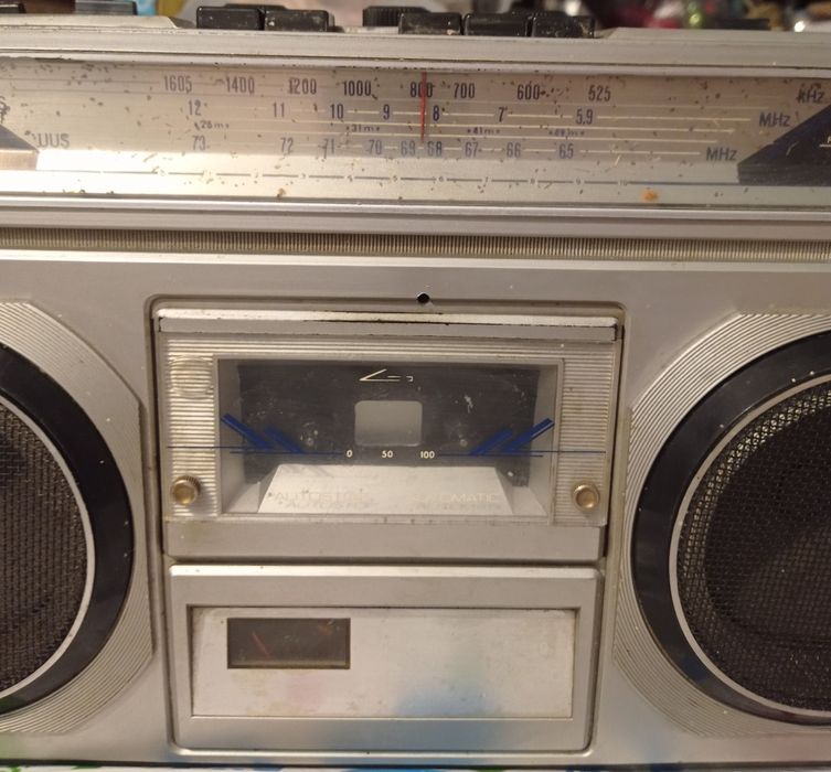 Vând sau schimb radio casetofon Tehnoton RC-2320,defect,bârâie radio.