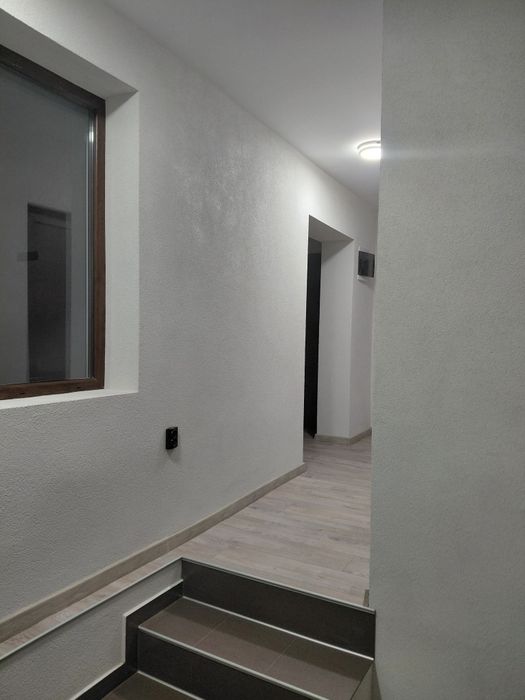 Къща с двор и гараж