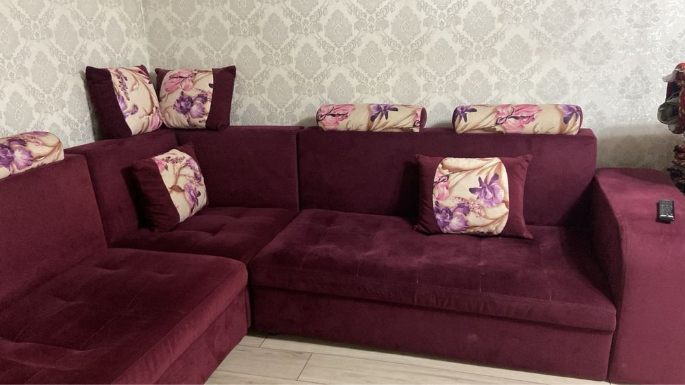 Продам угловой диван 3х2,5 метра