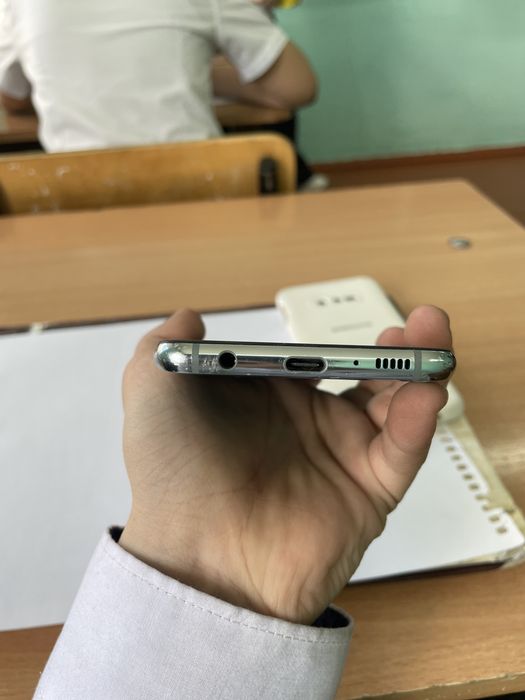 Телефон самсунг с10е