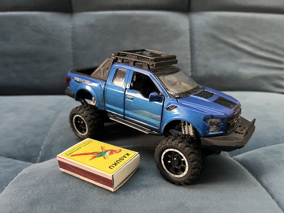 Продам металлическую машинку