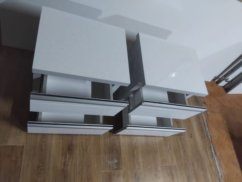 Noptiere din pal melaminat cu fronturi din mdf si manere de aluminiu