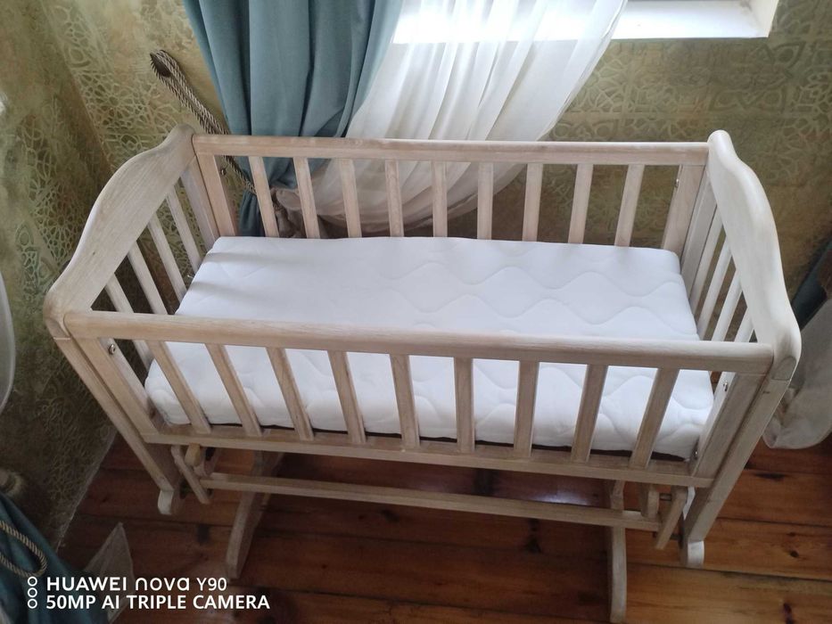 Бебешко креватче с люлеещ механизъм.
