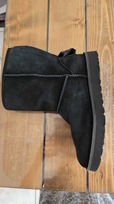 UGG Classic Short Logo Zip Boot lucrati ingust