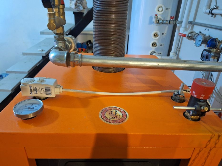 Vând centrala pe lemne