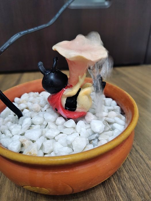 Fântână decorativă de interior cu buburuză