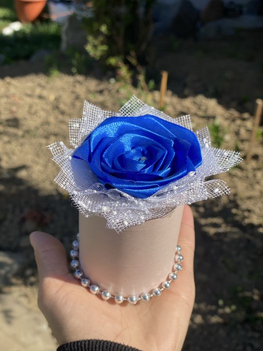 Vând ornamente florale din satin