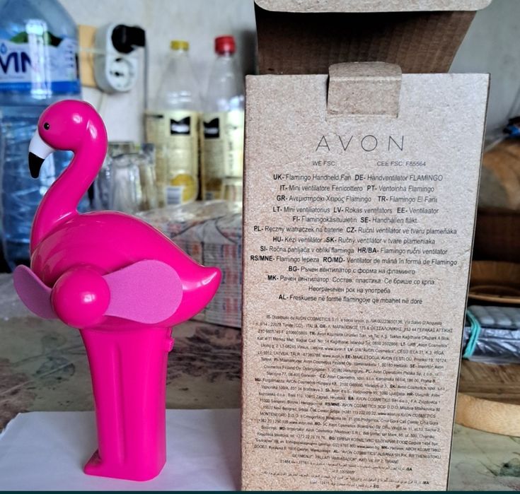 Продавам нов ръчен вентилатор на "Avon".