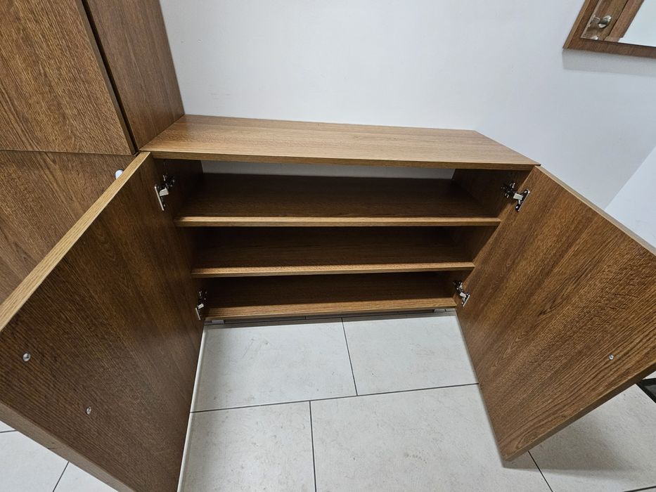 Портманто с шкаф за обувки, закачалки за палта и якета и огледало.