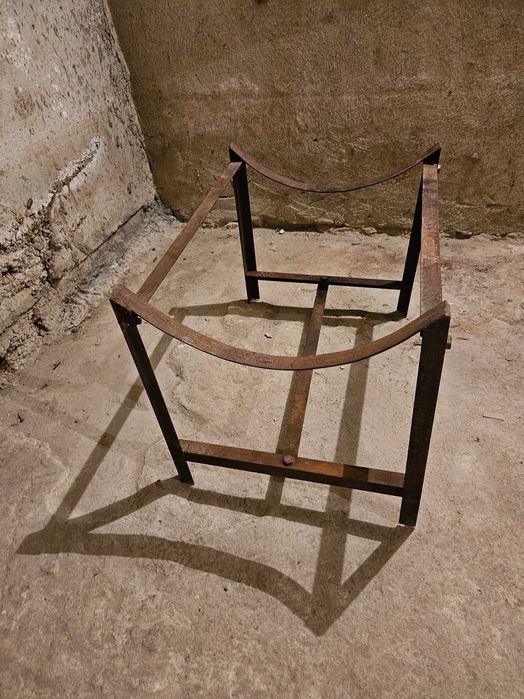 Продават се метални стойки за бъчви