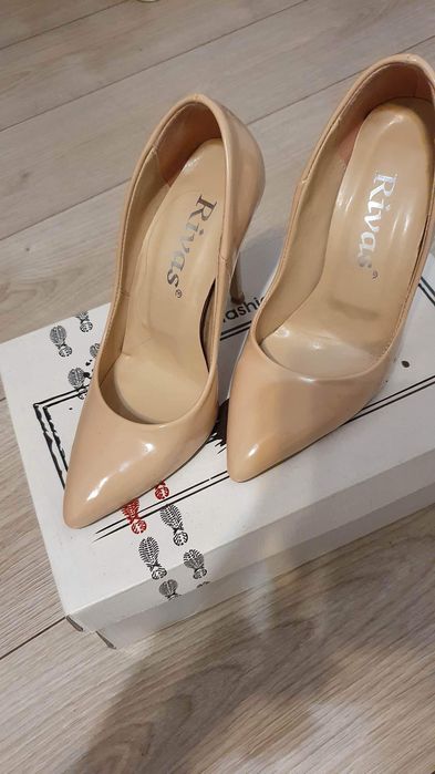 Дамски обувки с ток