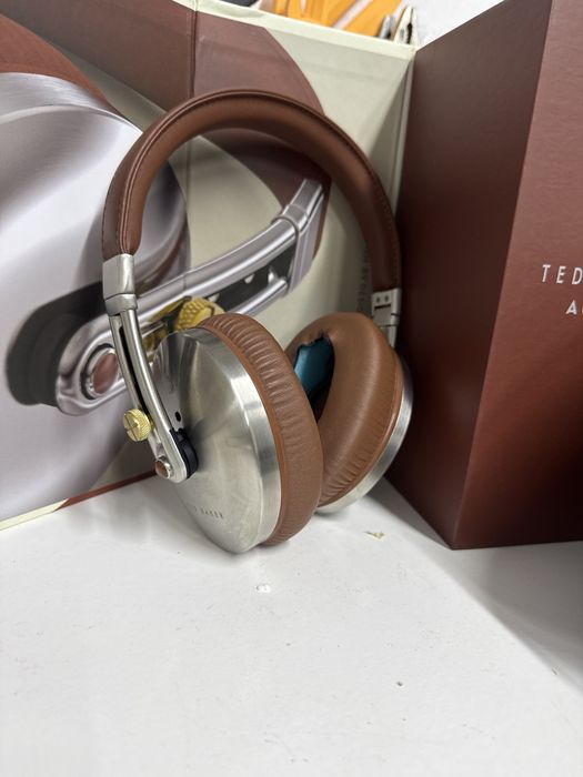 Casti audio Ted Baker , Noi in cutie