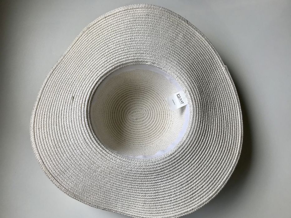 Palarie alba de vara cu flori