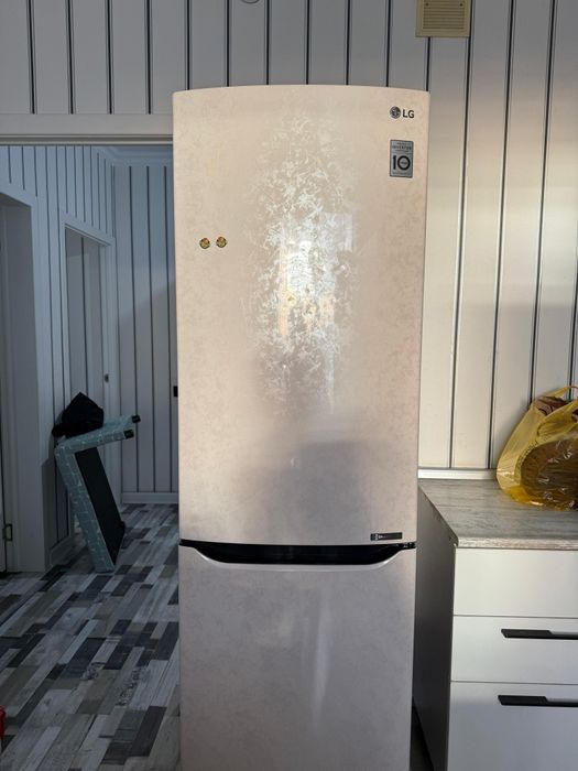 Холодильник LG в идеальном состоянии