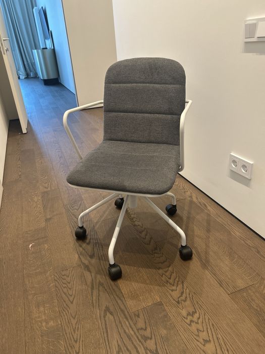 Стульчик на колесиках