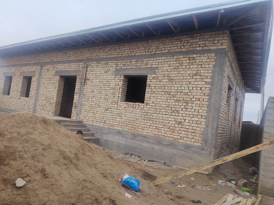 Uy sotiladi tomi yopib qoyilgan