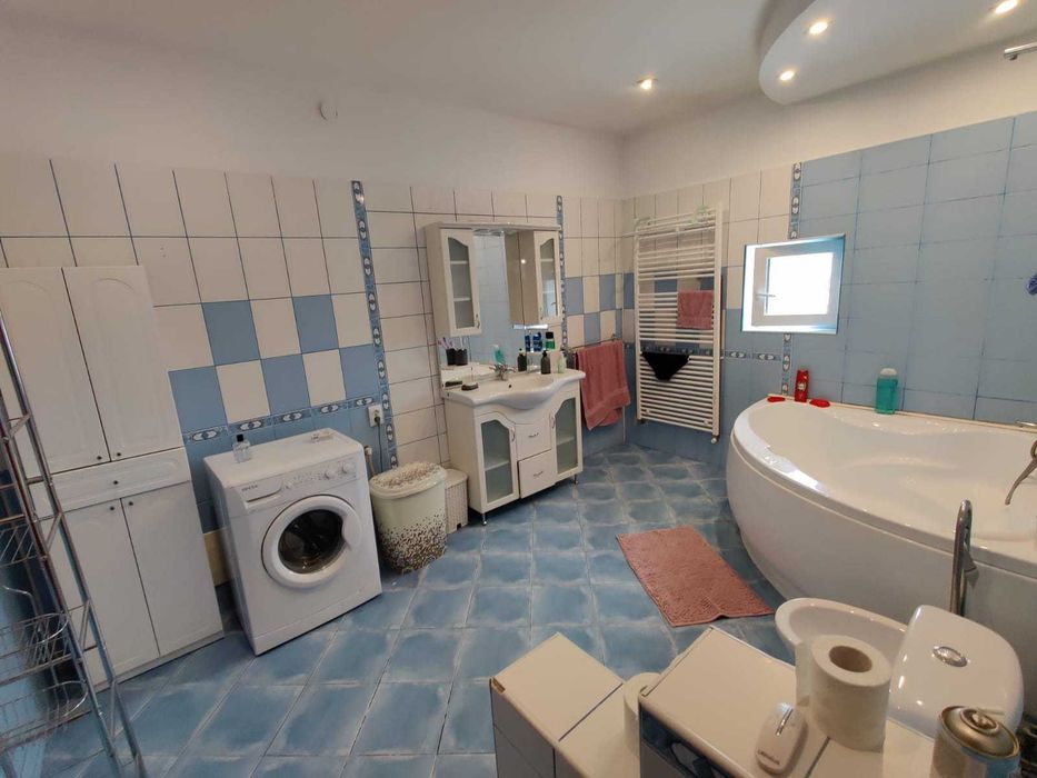 Închiriez apartament 7 dormitoare,  2 livinguri,bucatarie 3 bai, 3 ter