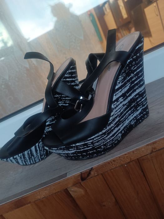 Дамски сандали на платформа