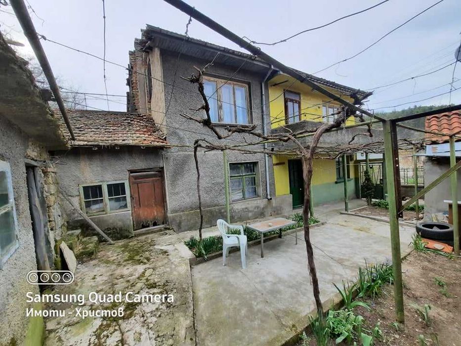 Двуетажна тухлена къща с двор