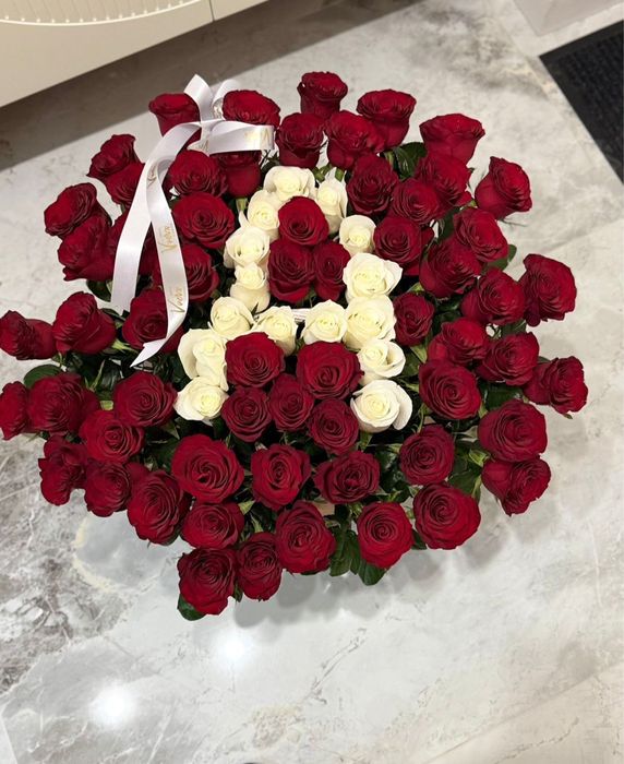 Цветы 75 роз буква А