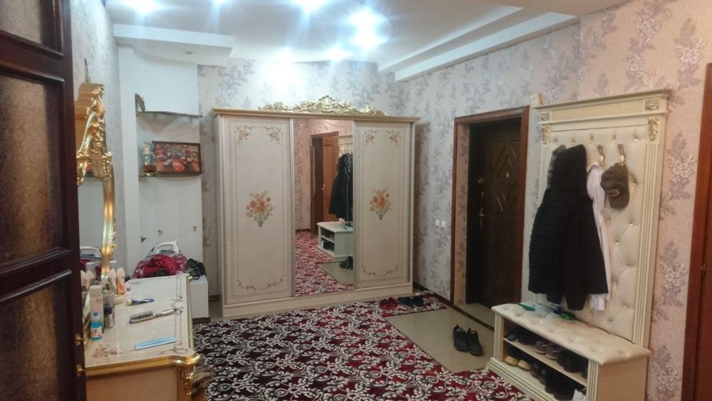 Рядом с цирком, хадра Роисон дом банковская квартира