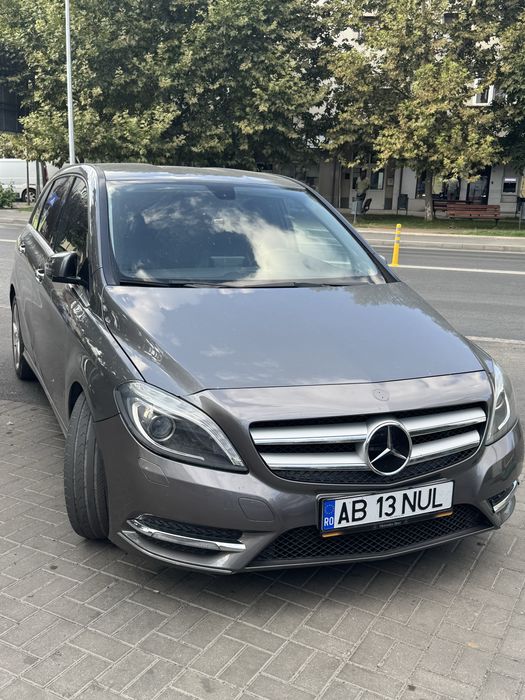 Mercedes-Benz B 180
