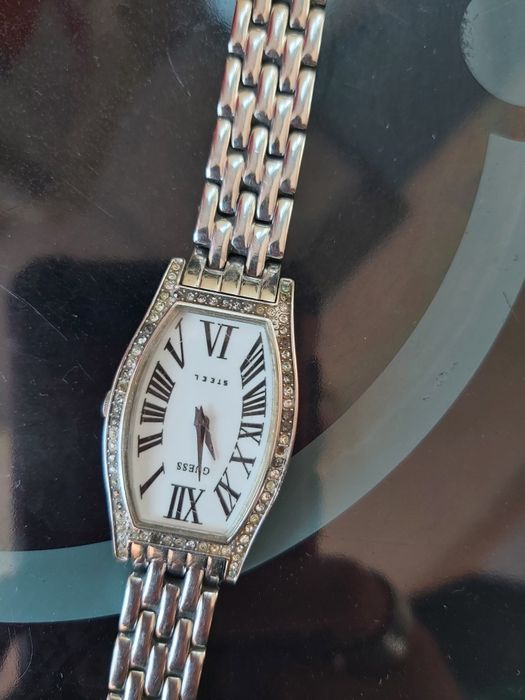 Часовник GUESS.