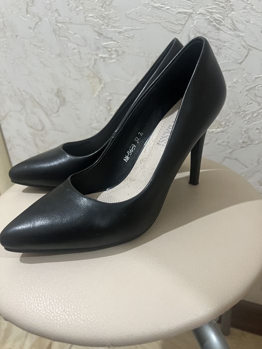 Туфли бежевые и черные 37 размер