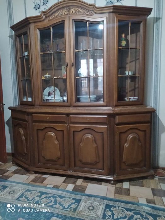 Продам сервант из цельного дерева