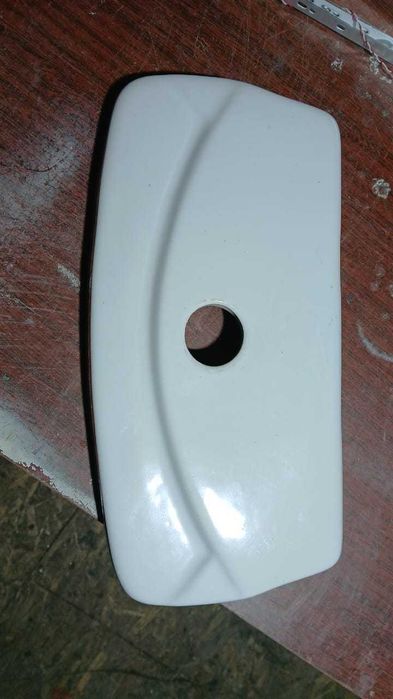 Две разные крышки на сливной бачок